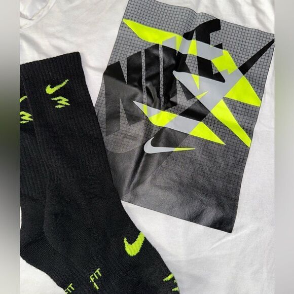 Nike T-shirt & Socks - Picture 1 of 3